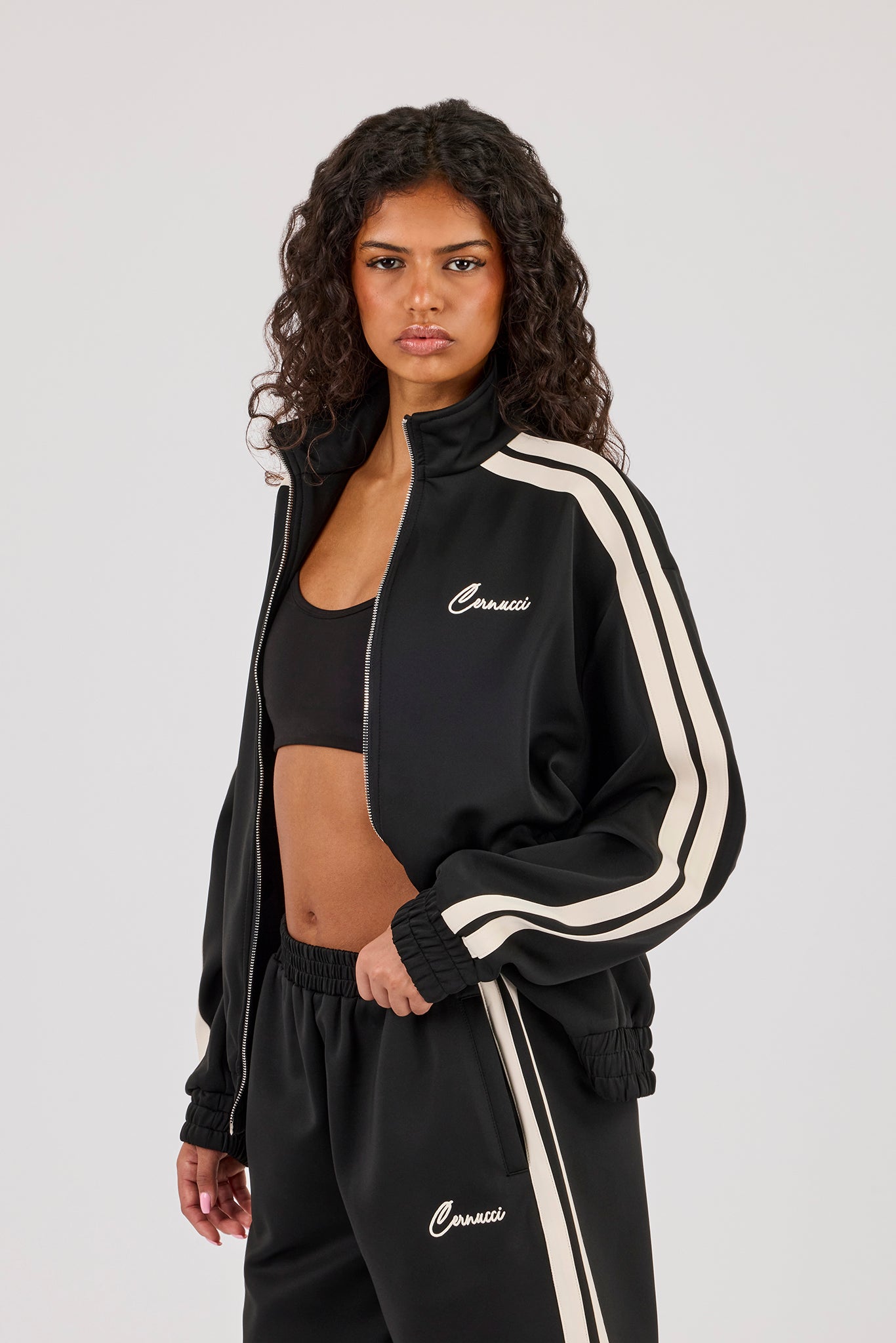 Trainingsjacke mit durchgehendem Reißverschluss und Trichterhalsband - Schwarz